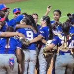 Jugadoras de la selección de softbol femenino de República Dominicana celebrando la victoria ante México en Santo Domingo 2026.