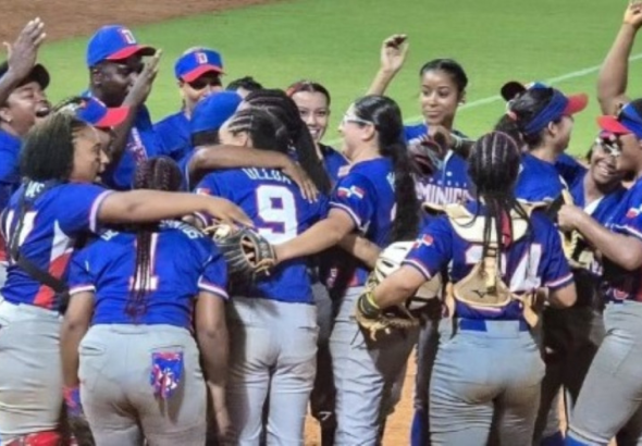 Jugadoras de la selección de softbol femenino de República Dominicana celebrando la victoria ante México en Santo Domingo 2026.