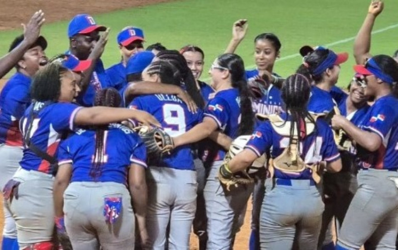 Jugadoras de la selección de softbol femenino de República Dominicana celebrando la victoria ante México en Santo Domingo 2026.