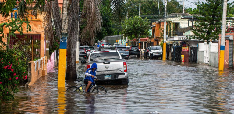Vaguada y onda tropical amenazan con escorrentías e inundaciones repentinas en las próximas 48 horas.