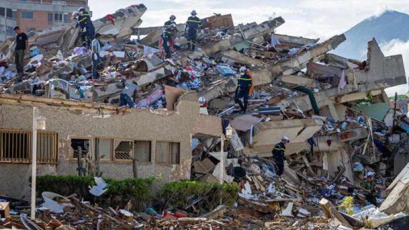 Vista de las brigadas internacionales removiendo escombros en las edificaciones colapsadas tras el doble terremoto en La Guaira, Venezuela.