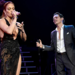 Los artistas Marc Anthony y Jennifer Lopez durante una de sus icónicas interpretaciones musicales en conjunto.