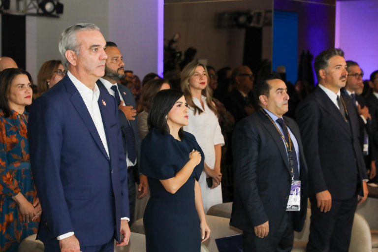 El presidente Luis Abinader pronunciando el discurso inaugural ante delegados internacionales en el Americas Investment Forum 2026.