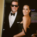 El actor Brad Pitt y la diseñadora Inés de Ramón posando vestidos de gala negros para una boda en Nueva York.