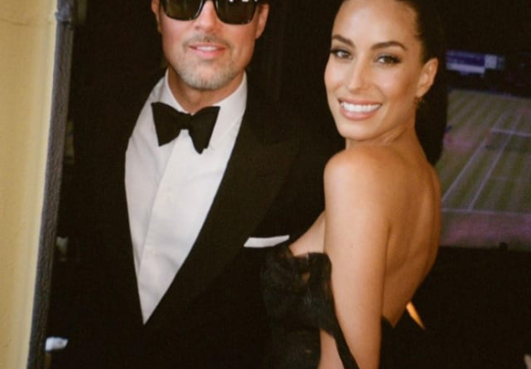 El actor Brad Pitt y la diseñadora Inés de Ramón posando vestidos de gala negros para una boda en Nueva York.