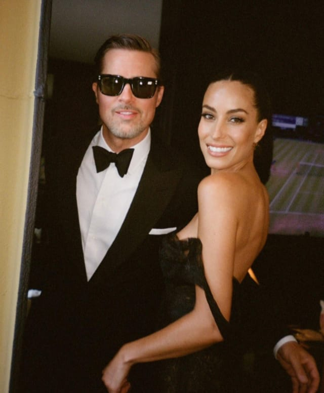 El actor Brad Pitt y la diseñadora Inés de Ramón posando vestidos de gala negros para una boda en Nueva York.