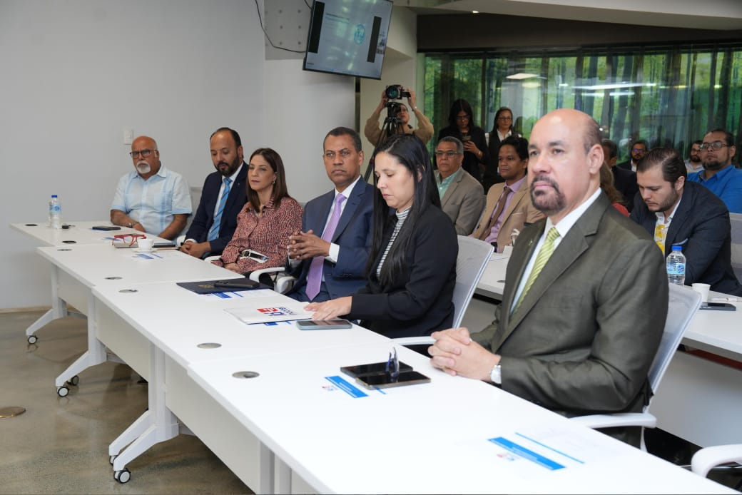 El titular del Indotel, Guido Gómez Mazara, dictando su discurso ante rectores y autoridades académicas sobre la transformación tecnológica