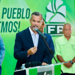 El secretario de agua de la Fuerza del Pueblo, Hamlet Otáñez, exponiendo informes financieros del Banco Mundial en rueda de prensa.