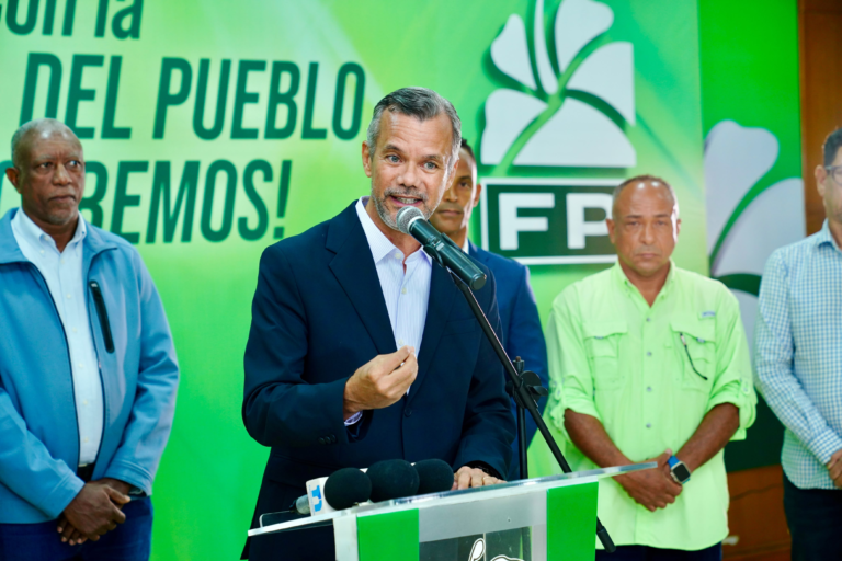 El secretario de agua de la Fuerza del Pueblo, Hamlet Otáñez, exponiendo informes financieros del Banco Mundial en rueda de prensa.