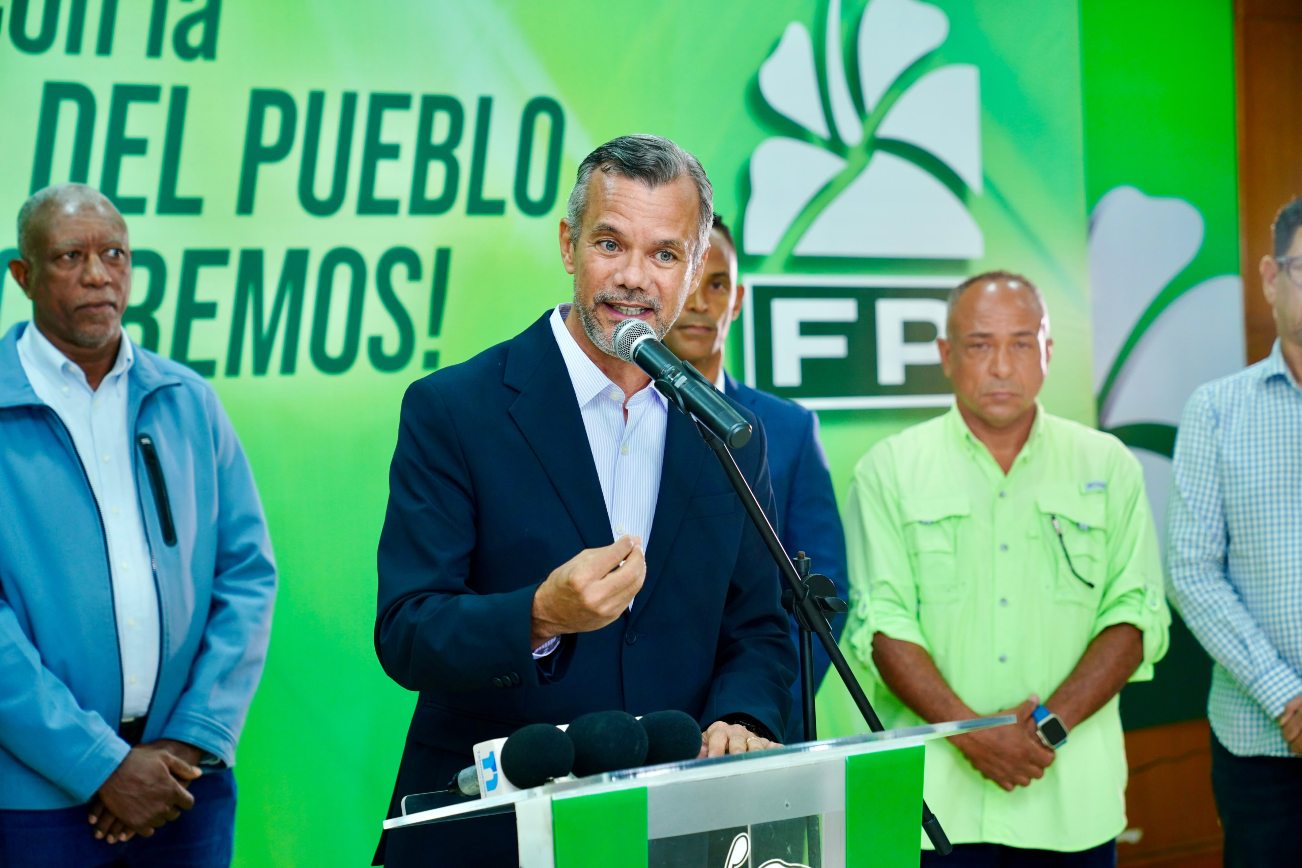 El secretario de agua de la Fuerza del Pueblo, Hamlet Otáñez, exponiendo informes financieros del Banco Mundial en rueda de prensa.