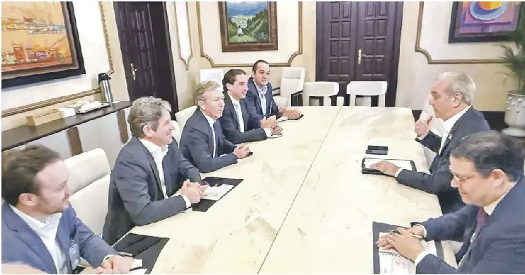 Cosechadoras mecánicas automatizadas operando en los campos de caña de azúcar de un ingenio dominicano.