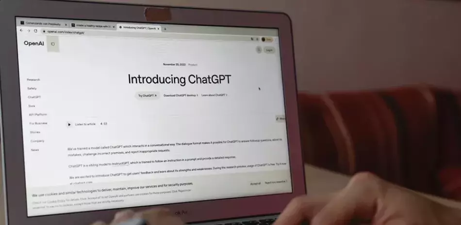Un joven interactuando con la aplicación de ChatGPT en su teléfono móvil para consultar temas de manejo emocional.