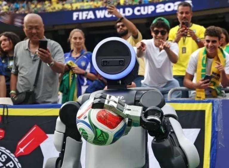 El robot humanoide Atlas sobre el césped de un estadio mundialista ejecutando la icónica pose de celebración de Erling Haaland.
