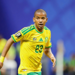 El centrocampista Jayden Adams con la camiseta oficial de la selección de Sudáfrica en un partido internacional.