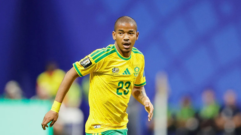 El centrocampista Jayden Adams con la camiseta oficial de la selección de Sudáfrica en un partido internacional.