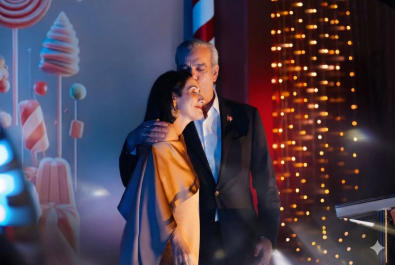 Retrato de la pareja presidencial de la República Dominicana, Raquel Arbaje y Luis Abinader, sonriendo juntos.