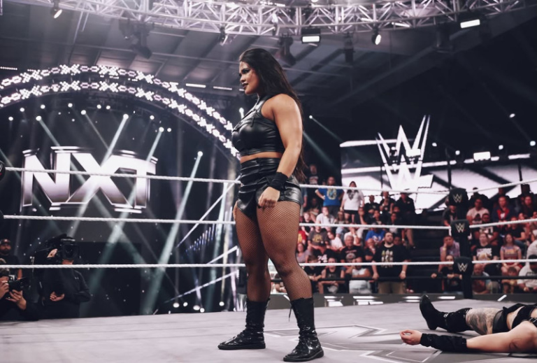 La luchadora dominicana Nicole Ripoll Martínez, conocida como Reina Volcán, posando en el cuadrilátero de WWE NXT.