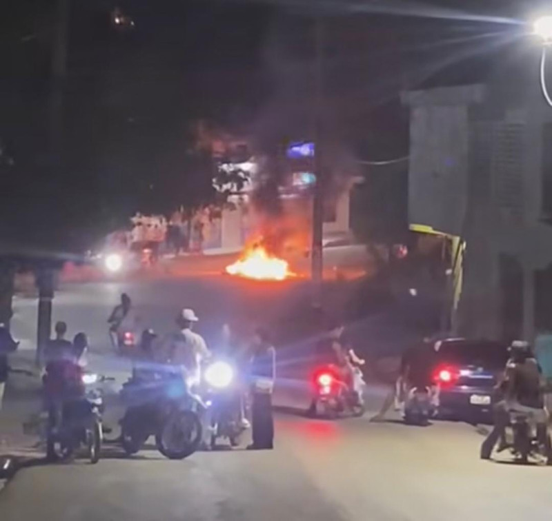 Fotografía de calles en El Seibo bloqueadas con neumáticos encendidos y basura esparcida durante las protestas ciudadanas por la muerte del joven Librand Alexander Tavares Montero.