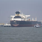 Un imponente buque petrolero tipo Suezmax navegando a través de las aguas del estratégico estrecho de Ormuz en Medio Oriente.