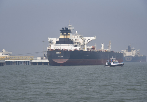 Un imponente buque petrolero tipo Suezmax navegando a través de las aguas del estratégico estrecho de Ormuz en Medio Oriente.