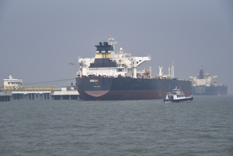 Un imponente buque petrolero tipo Suezmax navegando a través de las aguas del estratégico estrecho de Ormuz en Medio Oriente.