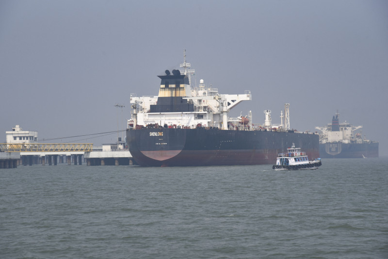 Un imponente buque petrolero tipo Suezmax navegando a través de las aguas del estratégico estrecho de Ormuz en Medio Oriente.