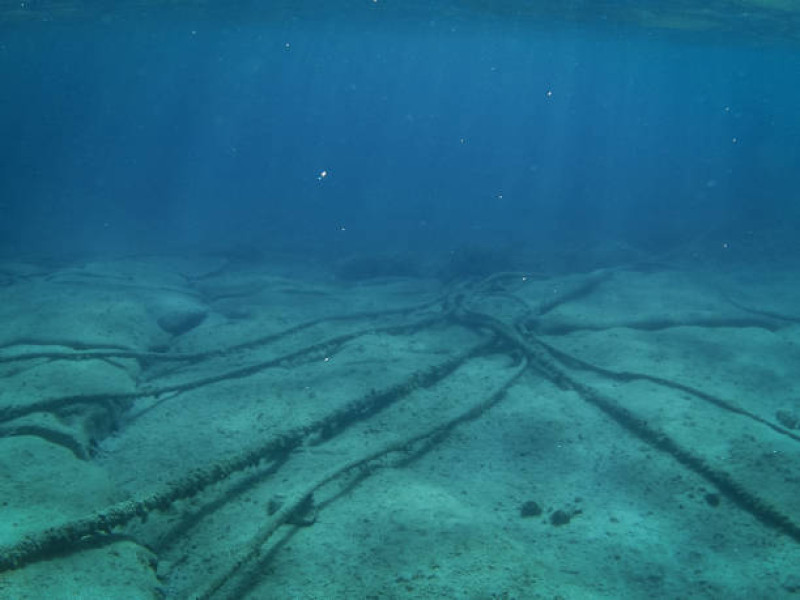 Tendido de cables submarinos de fibra óptica de alta tecnología en el fondo del océano para la interconexión global de datos.