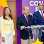 El dirigente político Juan Temístocles Montás hablando frente a los micrófonos durante una rueda de prensa oficial en la casa nacional del Partido de la Liberación Dominicana.