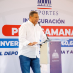 El alcalde Nelson Núñez gesticulando de manera positiva durante una asamblea oficial de la Federación Dominicana de Municipios.