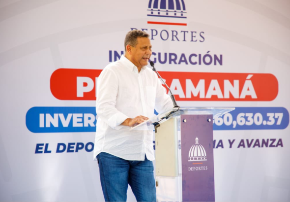 El alcalde Nelson Núñez gesticulando de manera positiva durante una asamblea oficial de la Federación Dominicana de Municipios.