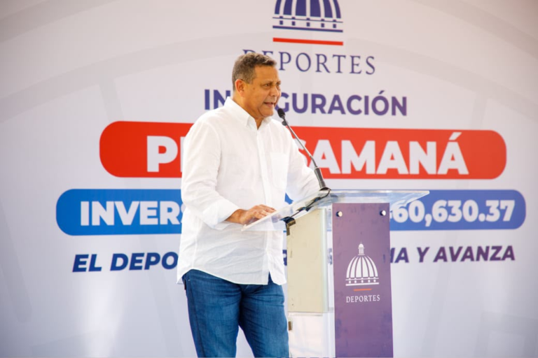 El alcalde Nelson Núñez gesticulando de manera positiva durante una asamblea oficial de la Federación Dominicana de Municipios.