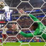 El delantero español Mikel Oyarzabal celebrando tras anotar de penalti frente al portero francés Mike Maignan en la semifinal del Mundial 2026.