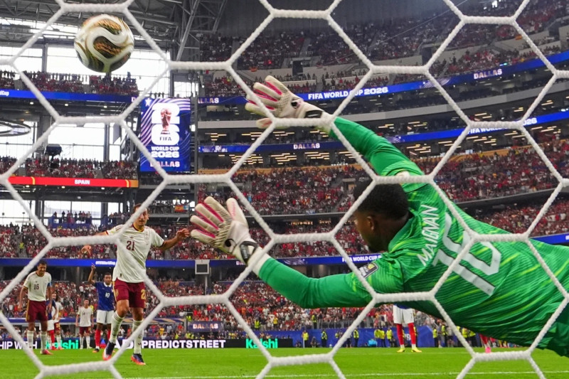 El delantero español Mikel Oyarzabal celebrando tras anotar de penalti frente al portero francés Mike Maignan en la semifinal del Mundial 2026.