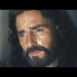 El actor Jim Caviezel personificando a Jesús de Nazaret en una escena de la aclamada producción cinematográfica dirigida por Mel Gibson