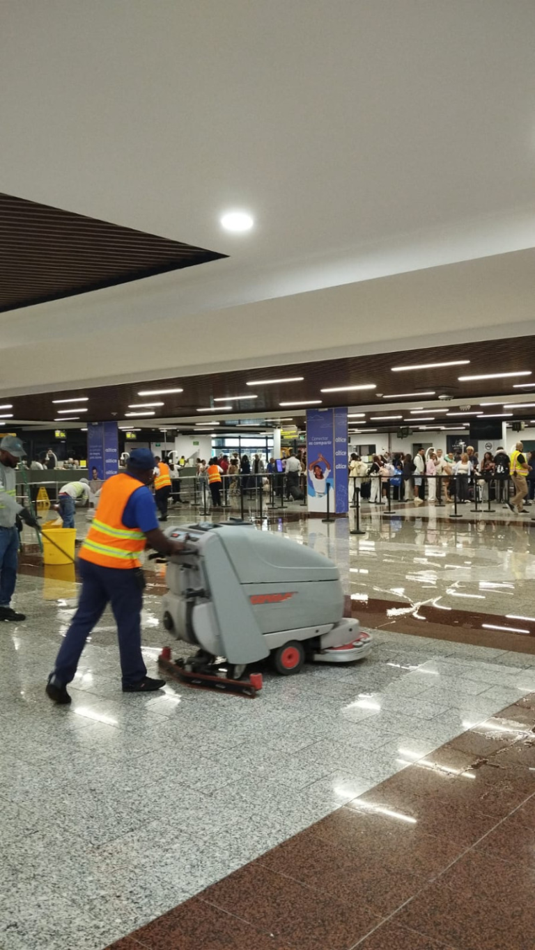 Caída de plafón por filtración de agua genera alarma en el Aeropuerto Las Américas.