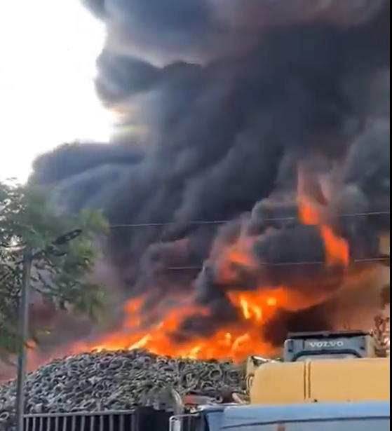 Investigan causas del voraz incendio que afecta el vertedero de Cancino Segundo en Santo Domingo Este