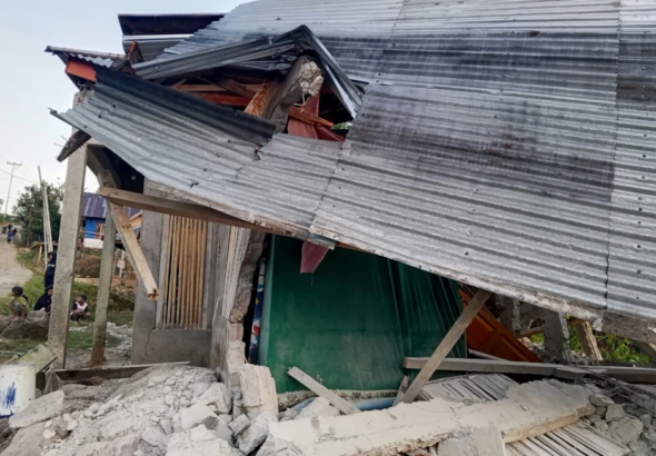Terremoto de 7,7 sacude Indonesia, deja muertos y activa alerta de tsunami