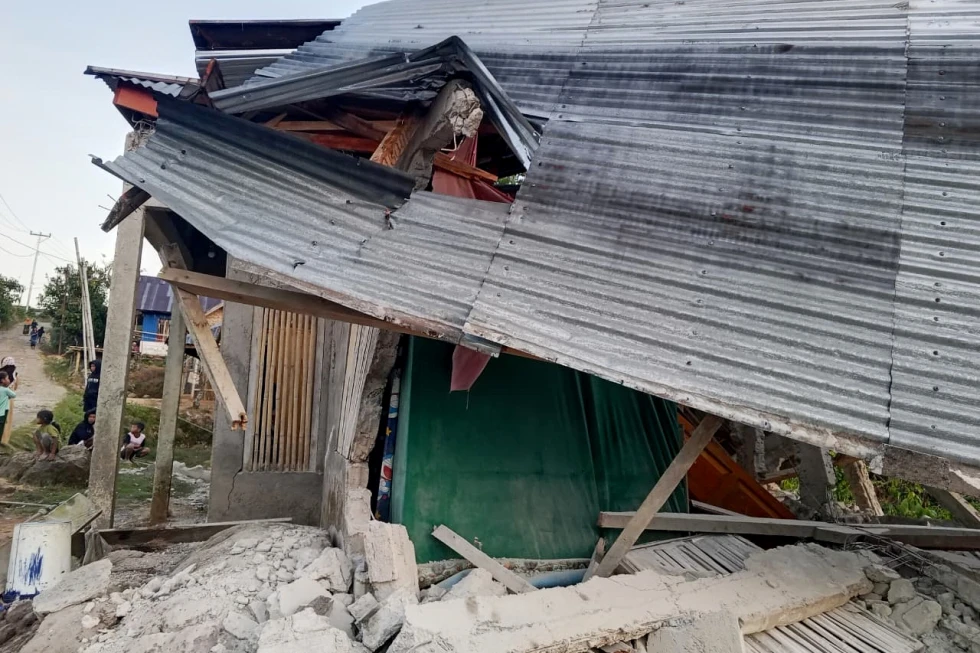 Terremoto de 7,7 sacude Indonesia, deja muertos y activa alerta de tsunami