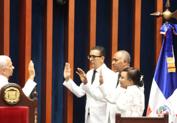Ricardo de los Santos asume su cuarto mandato al frente del Senado en la instalación del nuevo bufete directivo