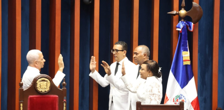 Ricardo de los Santos asume su cuarto mandato al frente del Senado en la instalación del nuevo bufete directivo