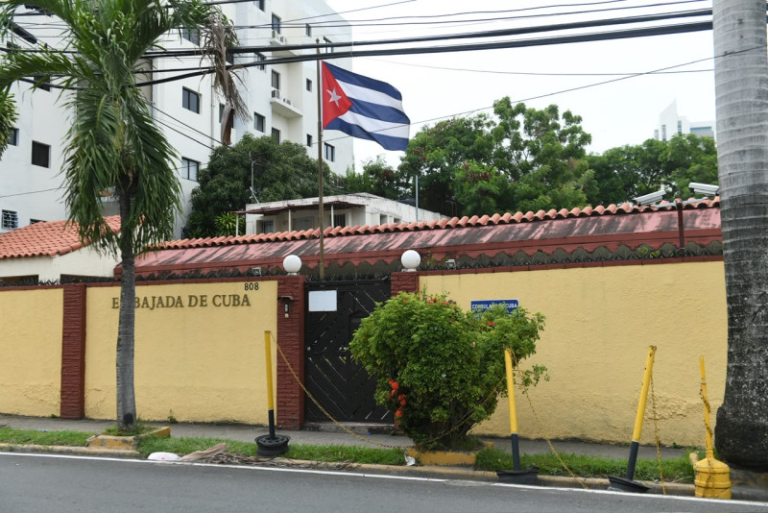 Tensión diplomática: Diplomáticos y funcionarios de Cuba abandonan República Dominicana tras ultimátum del Gobierno