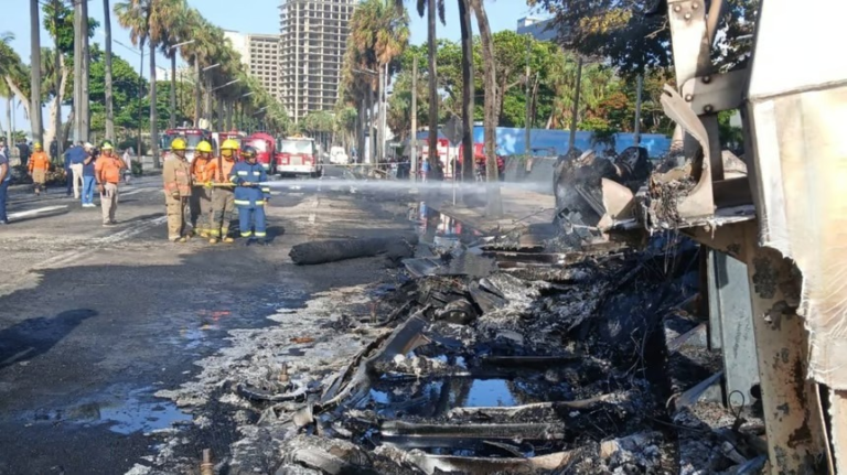 Tragedia en el Malecón reaviva el debate sobre el peligro de vehículos pesados en zona recreativa: Dos muertos tras choque e incendio de tanquero