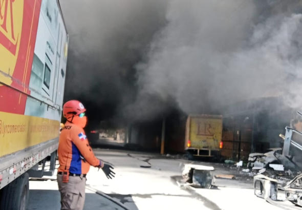 Apresan a 17 personas por saqueo en incendio de L&R Comercial SDE