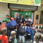 Víctor Pavón entrega útiles escolares en Villa Mella y critica gestión de Luis Abinader