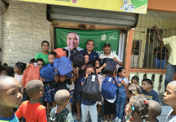 Víctor Pavón entrega útiles escolares en Villa Mella y critica gestión de Luis Abinader