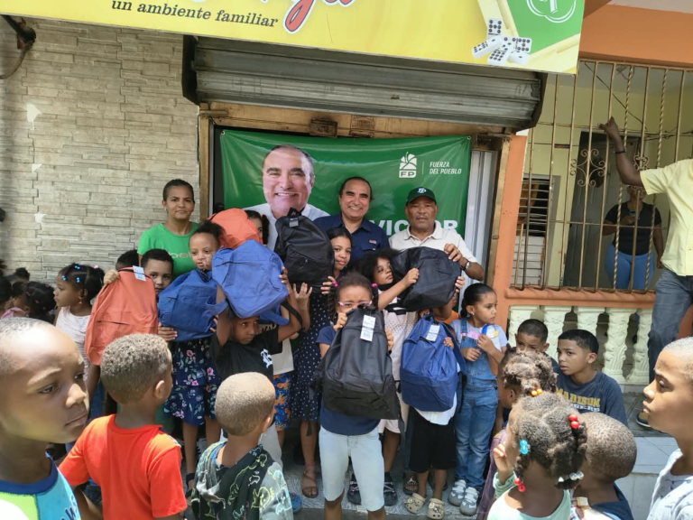 Víctor Pavón entrega útiles escolares en Villa Mella y critica gestión de Luis Abinader