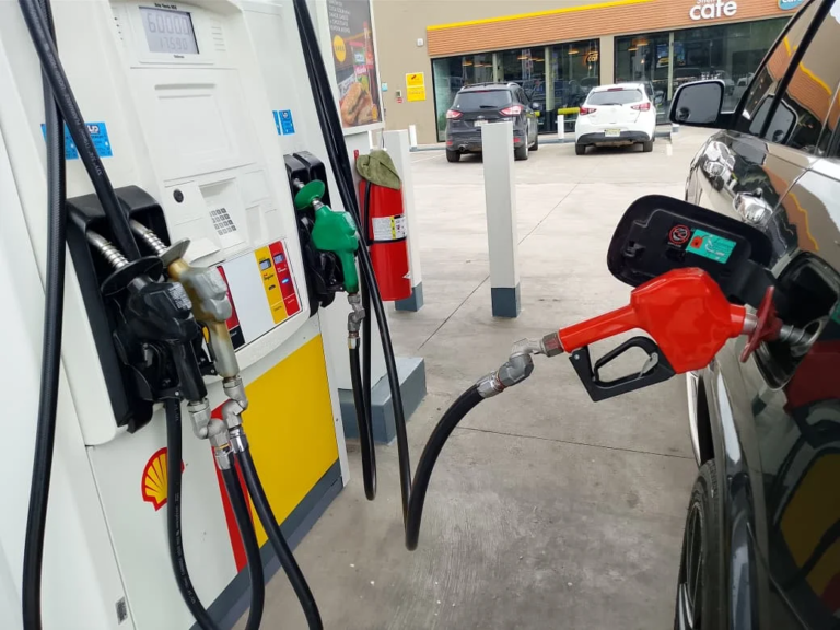 Tercera semana de alzas: Gobierno aumenta RD$3.00 a la gasolina y al gasoil regular tras vencerse congelamiento