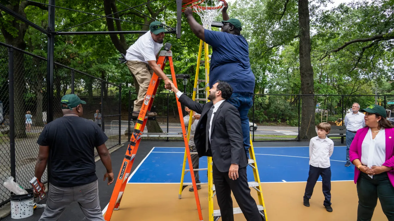 🚨 Nueva York contra el abandono de sus parques: Lanzan brigada express para reparar áreas recreativas en solo tres semanas