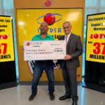 LEIDSA entrega RD$37 millones a mecánico de Manoguayabo ganador del Loto