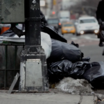 🚨 Alerta en Nueva York: Inician multas de hasta $200 por sacar basura sin el contenedor oficial; la medida golpea a dueños de casas de la diáspora